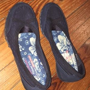 Skechers air- cooled MEMORY FOAM flats
